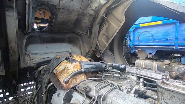 Снимаем кузов, мотор, коробку с камаза, чуть не упал мотор с манипулятора.. смотреть онлайн