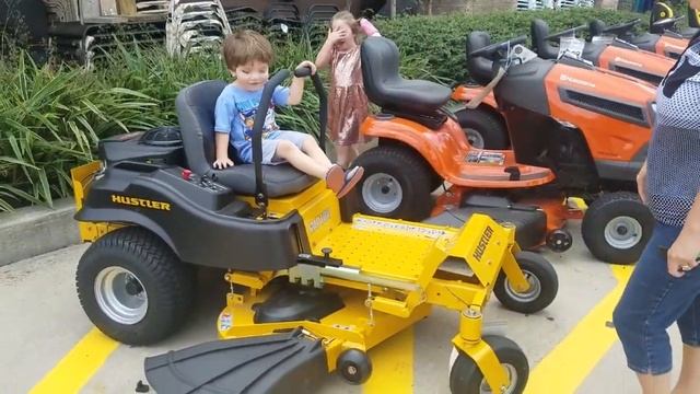 TODDLERS #1 LEARNING LAWN MOWER | video Kid riding Lawnmowers at Lowe's |  Famous lawn mower son смотреть онлайн