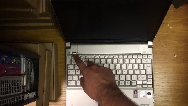 How to open and close the lid of a laptop. смотреть онлайн