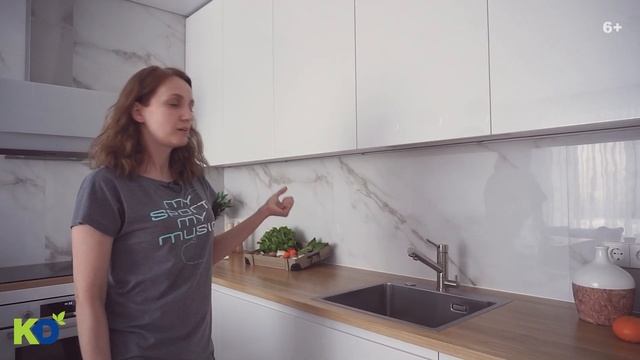 Белая глянцевая кухня П-образной планировки от компании «Кухонный Двор» смотреть онлайн