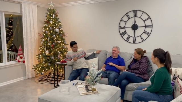 8 CHRISTMAS PARTY GAMES you should try this HOLIDAY SEASON (Minute to Win It) смотреть онлайн