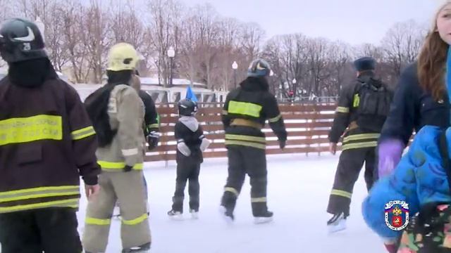 ФЛЕШМОБ ПОЖАРНЫХ-СПАСАТЕЛЕЙ В ПАРКЕ ГОРЬКОГО 14 февраля 2015 смотреть онлайн
