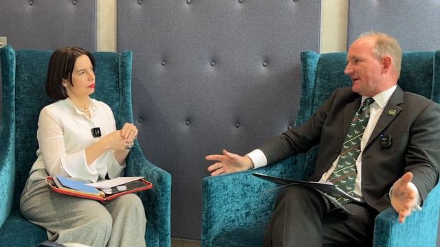 How to Encourage Unconstrained Thinking - In Conversation with Richard Wardlaw смотреть онлайн