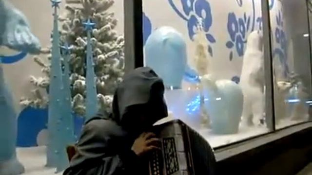 Гармонист играет возле магазина смотреть онлайн