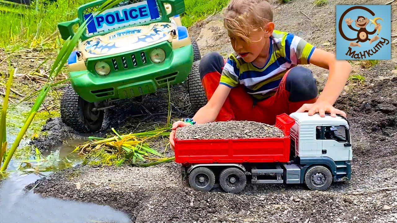 Дети и Машина. Диана и Даня, Милан строят дорогу для машинок игрушек. Манкиту Истории смотреть онлайн