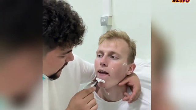 Мишу Жука друг приводит в порядок 😉 Случай в метро смотреть онлайн