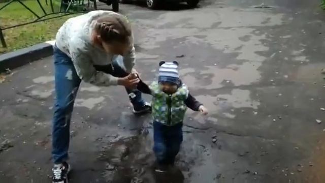 Ребёнок в луже первый раз .Радости полные штаны. Сынок смотреть онлайн