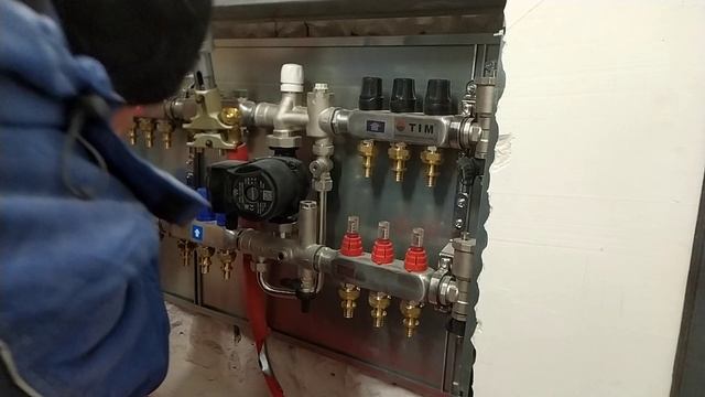 МОНТАЖ ШКАФА ДЛЯ КОЛЛЕКТОРА И ОБВЯЗКА КОМБИНИРОВАННОГО КОЛЛЕКТОРА ДЛЯ ОТОПЛЕНИЯ И ТЕПЛОГО ПОЛА. смотреть онлайн