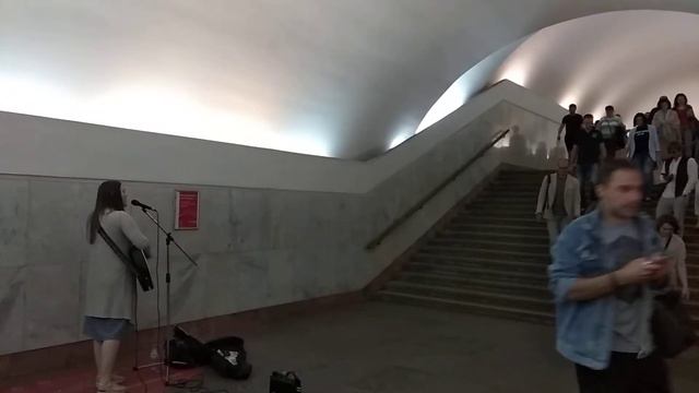 Москва 312 - внутри в переходе вестибюле около станции метро Пятницкое шоссе летом днем в Москве смотреть онлайн