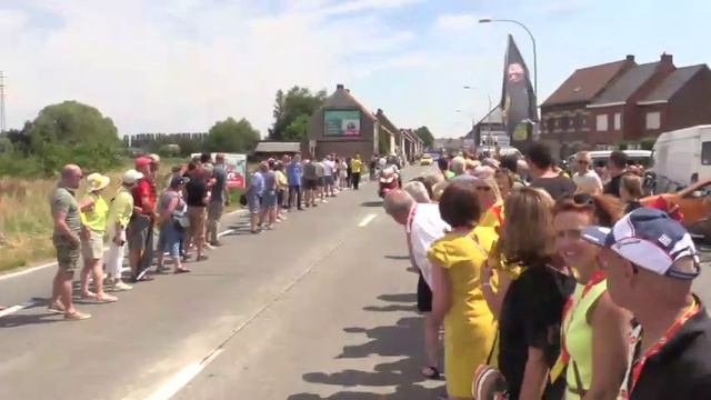 Laurens De Plus met veel supporters ontvangen tijdens Tour de France-passage смотреть онлайн