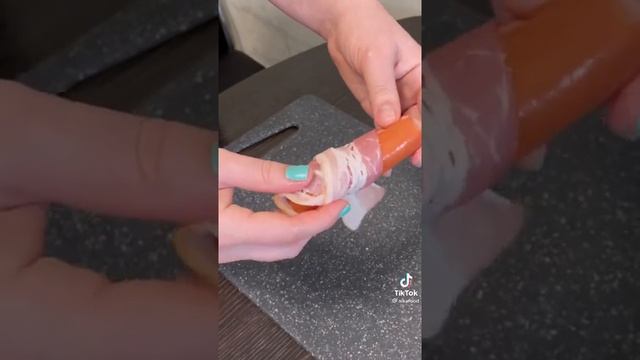 сосиска с сыром и беконом на сковороде смотреть онлайн