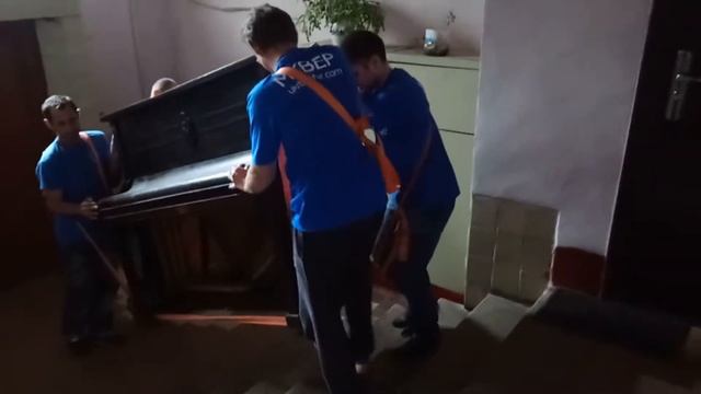Грузчики пианино поднимают на 5-ый этаж ukrbogatur.com смотреть онлайн