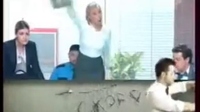 Люди в офисе, несколько лет работали без отпуска... .avi смотреть онлайн