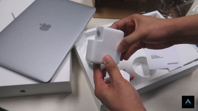 MacBook Pro 13-inch 2020 Unboxing ASMR смотреть онлайн