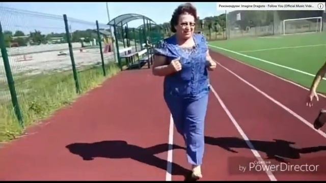 В каждой бабушке-старушке где-то прячется девчушка. (Песня, слова и исполнение Елена Лаврик) смотреть онлайн