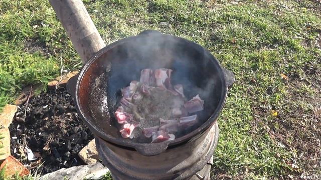 Тушёные рёбрышки с овощами. В Казане на Костре. смотреть онлайн