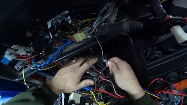 крутая сигнализации с АВТОЗАПУСКОМ и ОБРАТНОЙ СВЯЗЬЮ НА ВАЗ 2107 / установка своими руками! смотреть онлайн