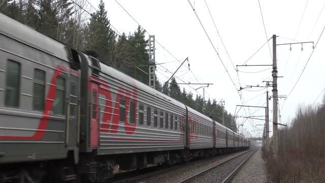 "Последний ЧС2Т без корпоративной окраски" Электровоз ЧС2Т-1019 с поездом Санкт-Петербург - Воркут смотреть онлайн