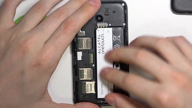 Вынуть батарею из Alcatel U3 / Как вытащить батарею из Alcatel U3 смотреть онлайн