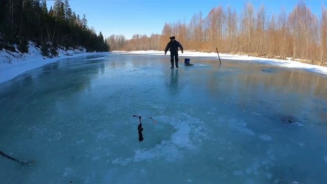 ГОРНАЯ РЫБАЛКА. Ленок зашевелился и клев пошел. Как ловить ленка зимой. Зимняя рыбалка. смотреть онлайн