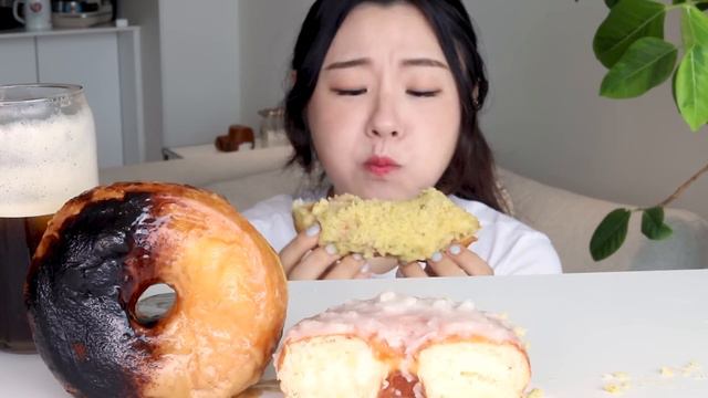 ASMR Sticky Glazed Donut Mukbang 최애 인생도너츠 소개해요! 올드페리 도넛 먹방 🍩 버터 피스타치오 코코넛 티라미수 빵 추천 리뷰 ドーナツ Donat