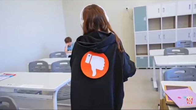 @Viki Show реакция на песню девочка не плачь