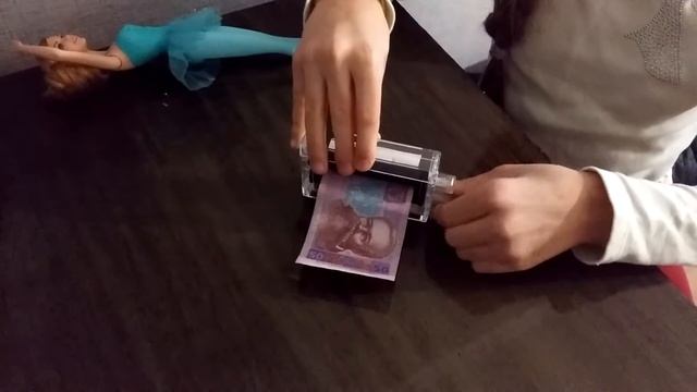 МАШИНКА ПЕЧАТАЮЩЯЯ ДЕНЬГИ: ) смотреть онлайн