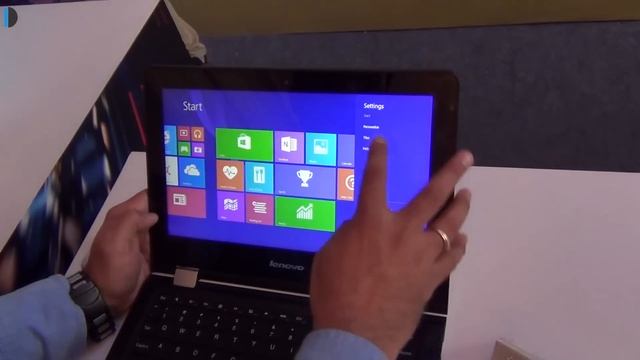 Lenovo Yoga 300 Hands On Review смотреть онлайн