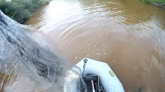 Рыбалка на кастинговую сеть!!! Удачный заплыв! Путешествие по реке. смотреть онлайн