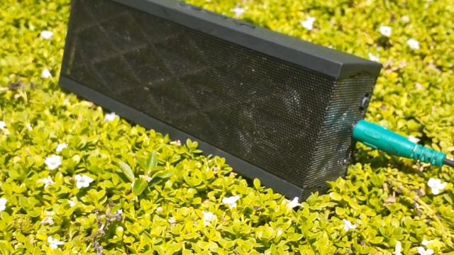 Jawbone jambox bass test!!! 100%vol. смотреть онлайн