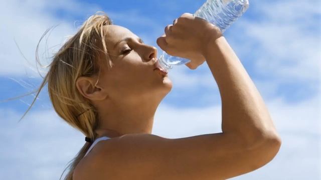 Набирать и пить воду из пластиковых бутылок опасно для жизни!