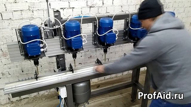 Вертикальный сверлильный станок с пятью сверлильными головами. смотреть онлайн