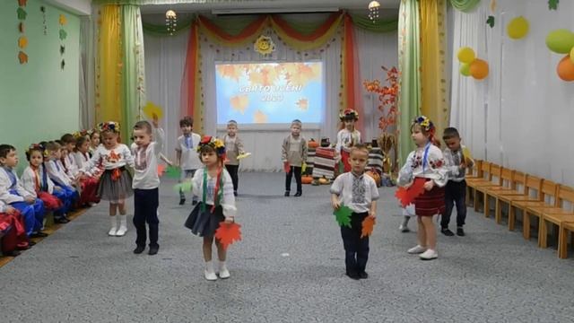 ТАНОК З ЛИСТОЧКАМИ (середня група) смотреть онлайн