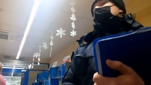 Бесплатные маски в супермаркете - разговор с Полицией. смотреть онлайн