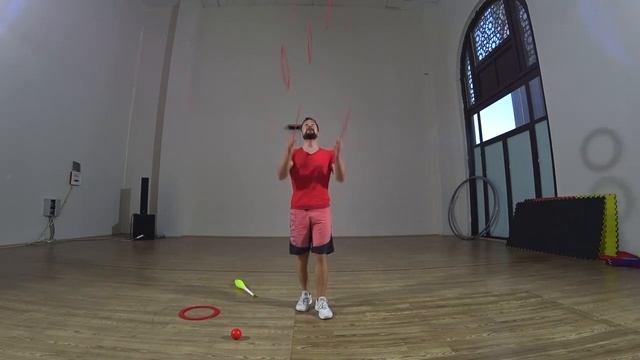 КАК НАУЧИТЬСЯ ЖОНГЛИРОВАТЬ КОЛЬЦАМИ