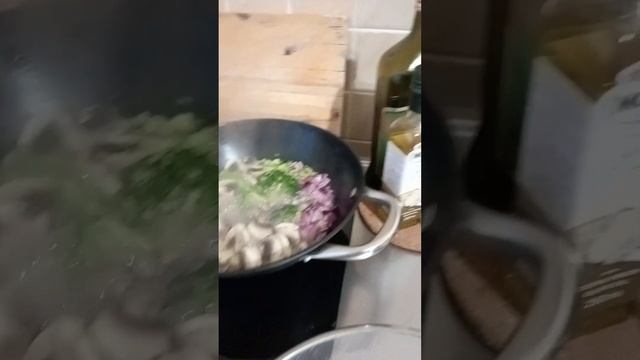 сухая паста с брокколи и шампиньонами все в одном воке смотреть онлайн