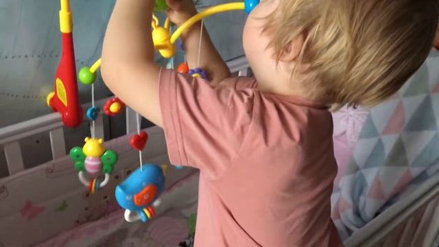Как малыш Ян сам ест большой ложкой и играет с новорожденной сестрой. смотреть онлайн