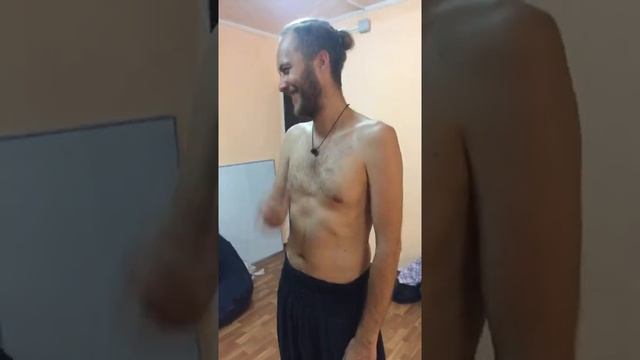 ? в гостях у Максима Штарка - первый полноценный опыт стояния и лежания на гвоздях - доска Садху смотреть онлайн