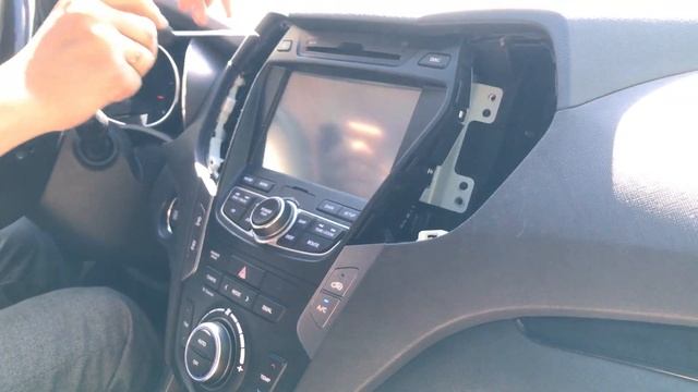 Santa Fe снимаем телевизормагнитолу на ходу