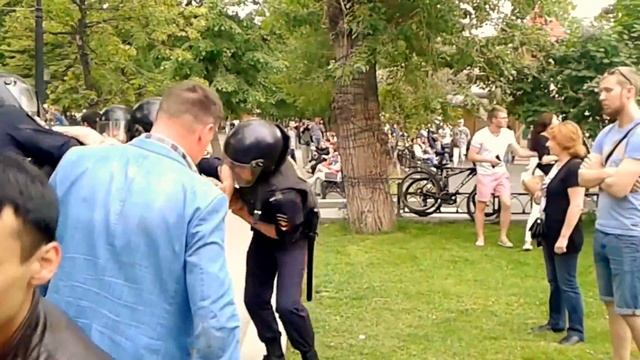 Прогулка от метро Театральная, до Пушкинской площади 12 июня смотреть онлайн