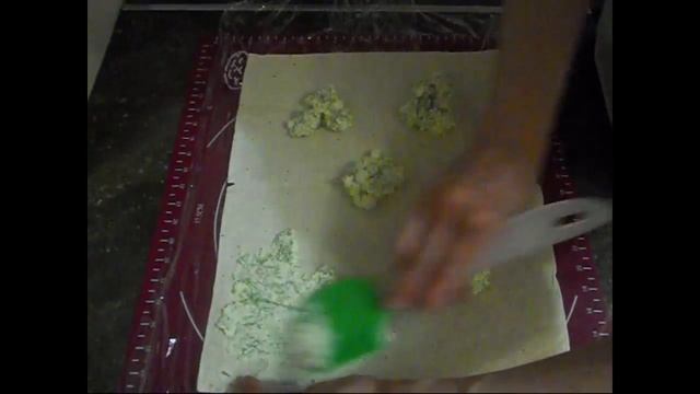 Рулет из лаваша с рыбной консервой, плавленным сыром и яйцами. смотреть онлайн