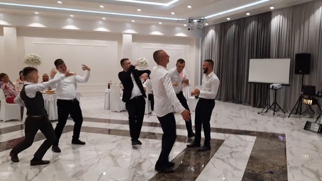 Как танцуют девчонки ( по мнению парней) смотреть онлайн