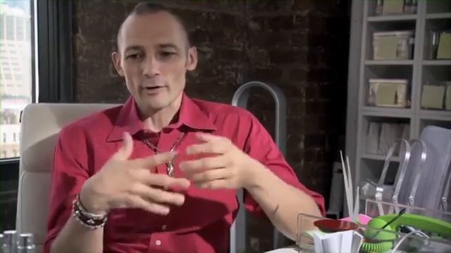 Секреты работы парфюмера: Карлос Бенаим, Кристоф Ладамиэль и другие о создании ароматов смотреть онлайн