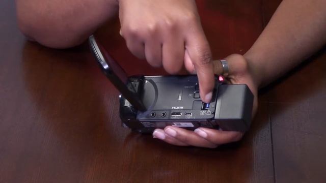 Canon Vixia HF R800 | "Inserting SD Cards" смотреть онлайн