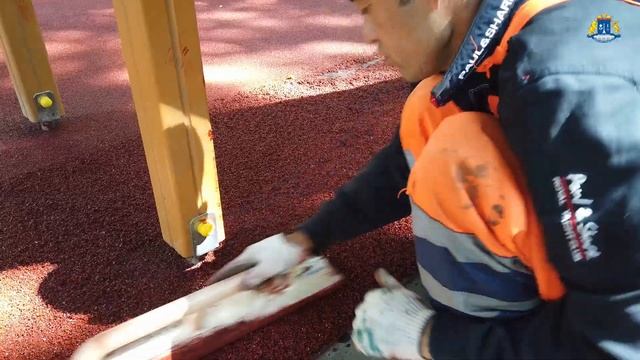 Как укладывают резиновое покрытие на детской площадке смотреть онлайн