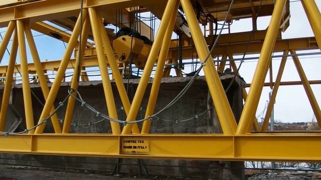 Шлюзование балки моста в консольно-шлюзовом кране смотреть онлайн