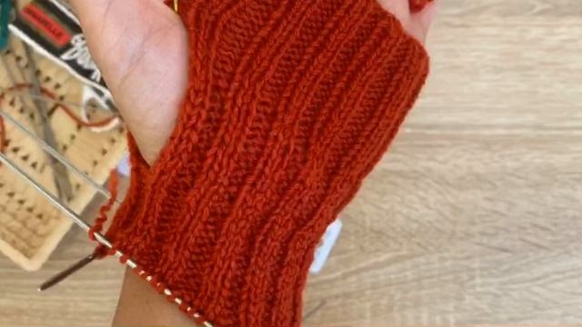 Мастер класс митенки спицами для начинающих резинкой 2х2 (самым простым способом) смотреть онлайн
