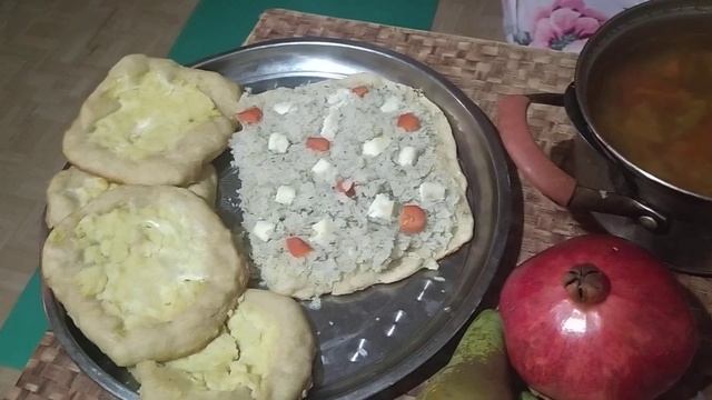 ШАНЕЖКИ  И  ОТКРЫТЫЙ ПИРОГ С КПУСТОЙ.