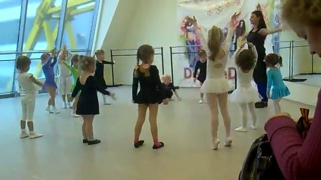 Девочки -припевочки урок танцев! смотреть онлайн