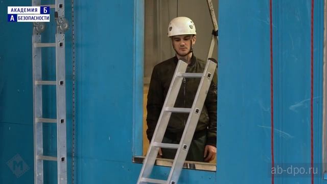 Занятие №109. Порядок установки ручной лестницы к зданию и подъем на высоту. смотреть онлайн